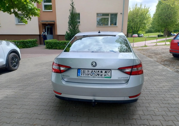 Skoda Superb cena 64000 przebieg: 186000, rok produkcji 2016 z Warszawa małe 106